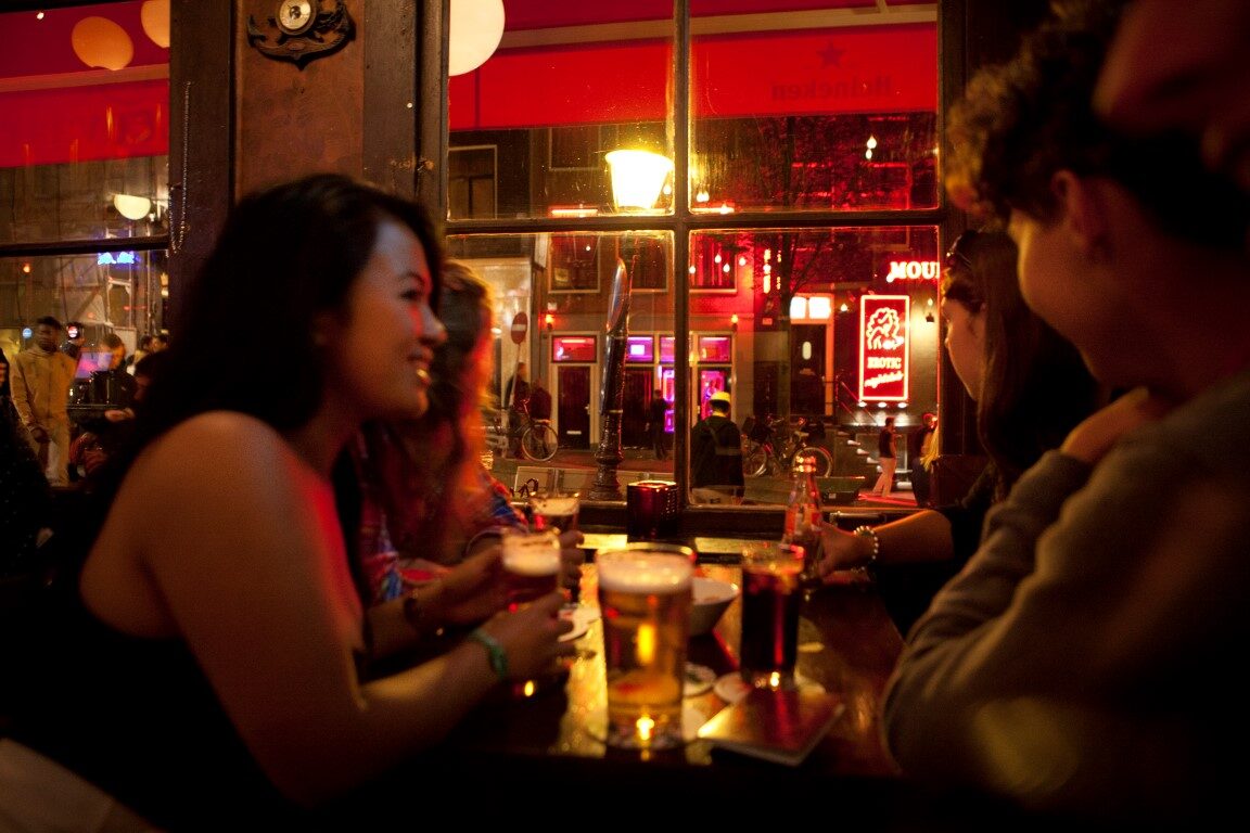 Gasten met een biertje aan de bar
