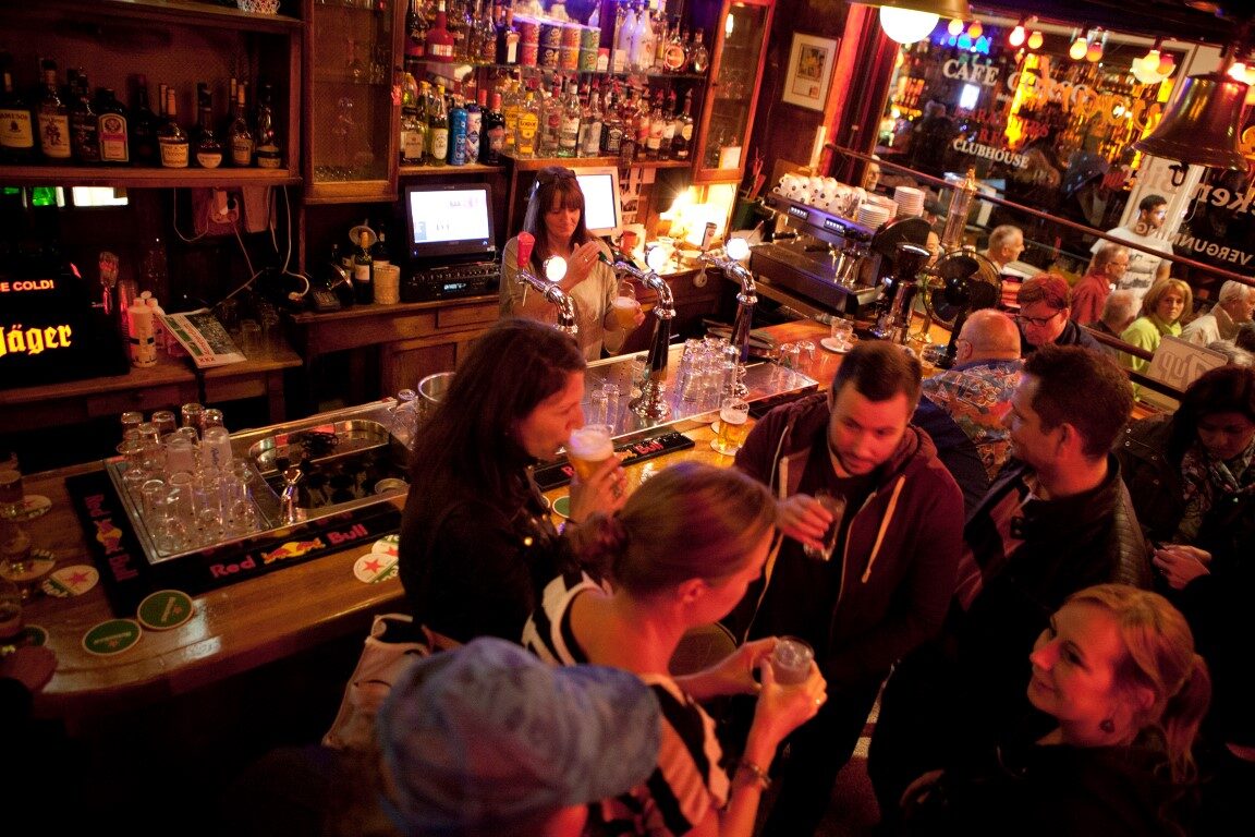 De bar op een gezellige avond