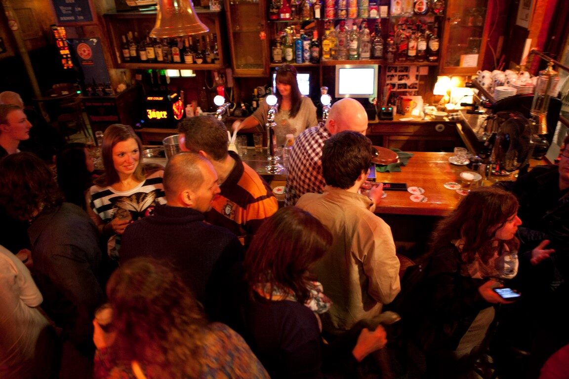 Volle bar in het café