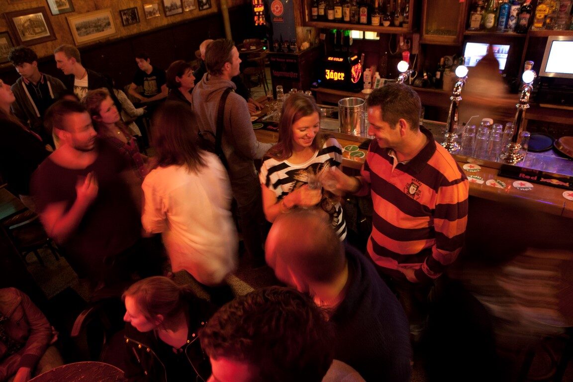 Drukte aan de bar