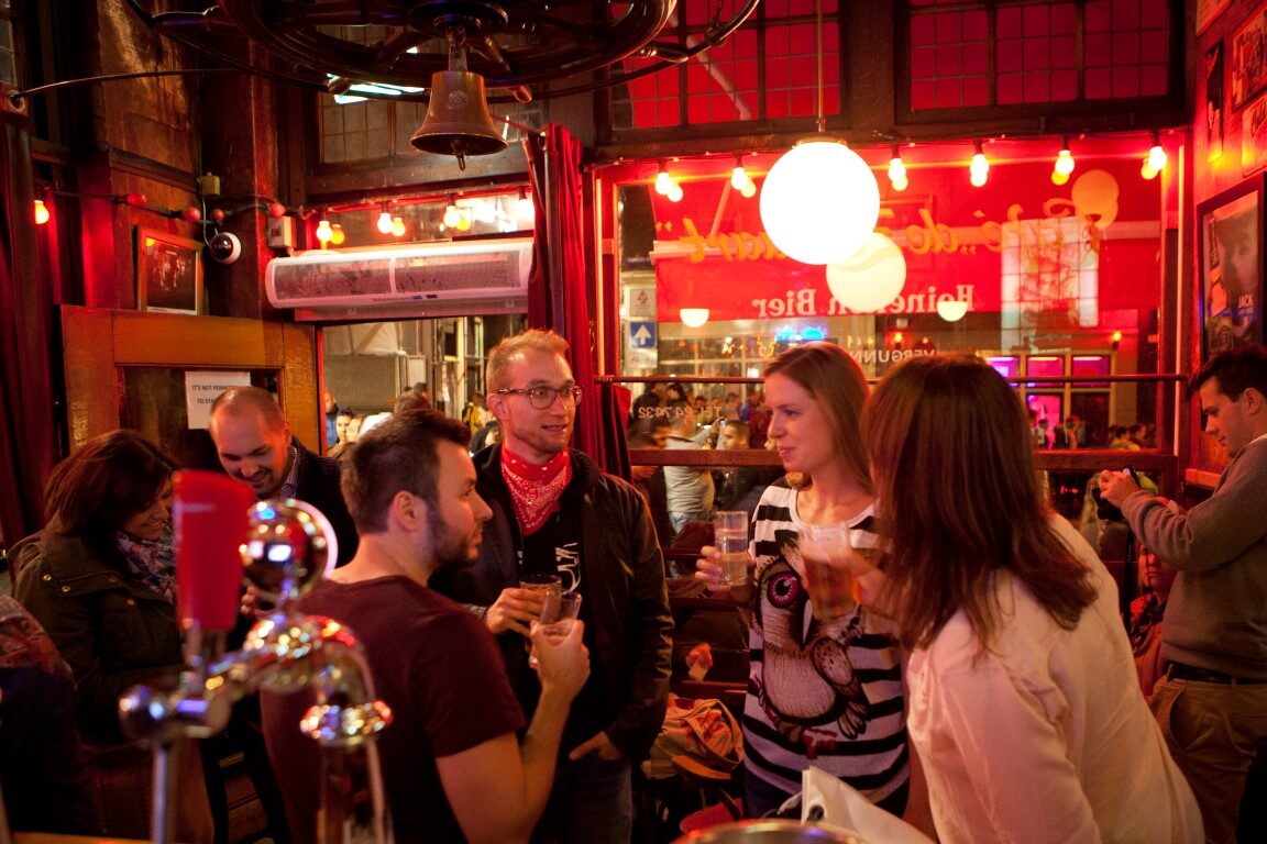 Vrienden met een biertje binnen