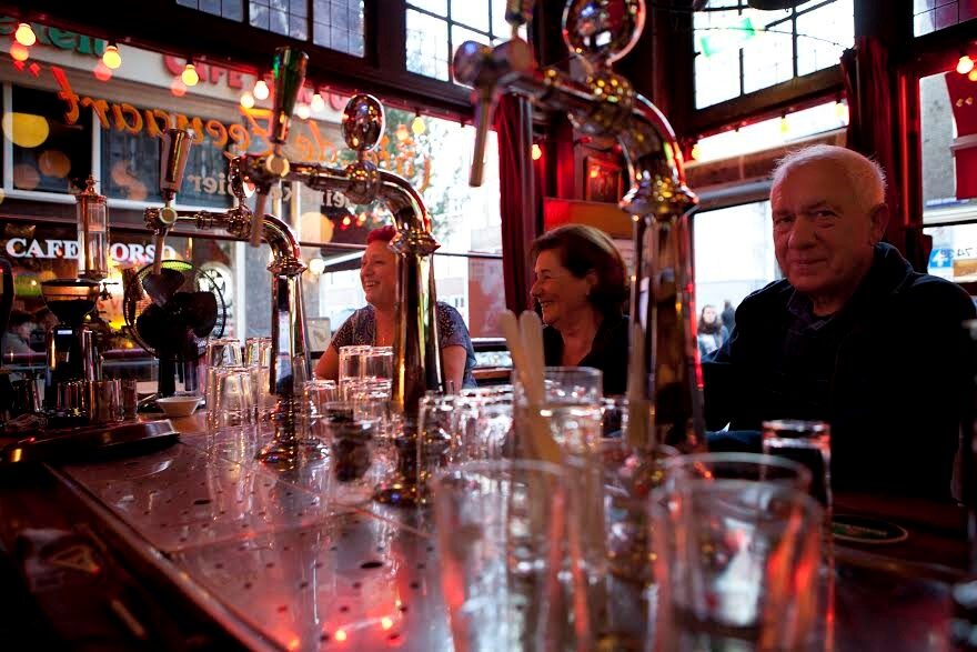 De koperen biertap op de bar