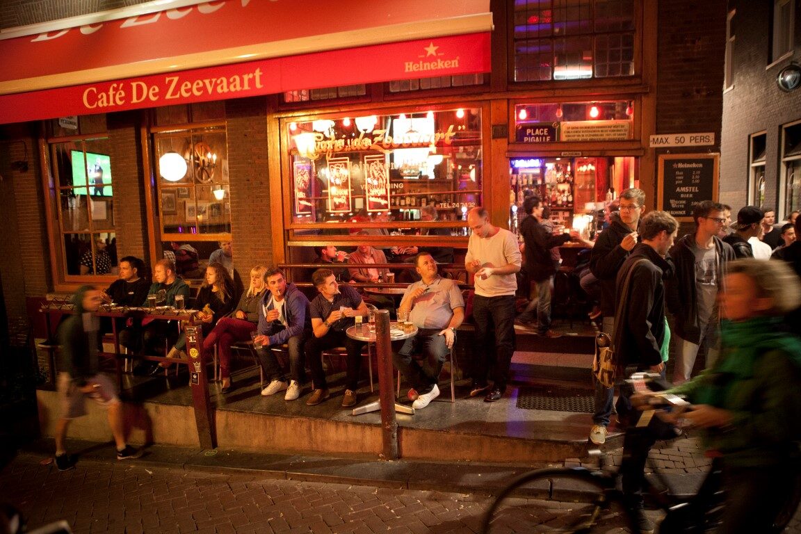 Het terras van Café de Zeevaart op een drukke avond